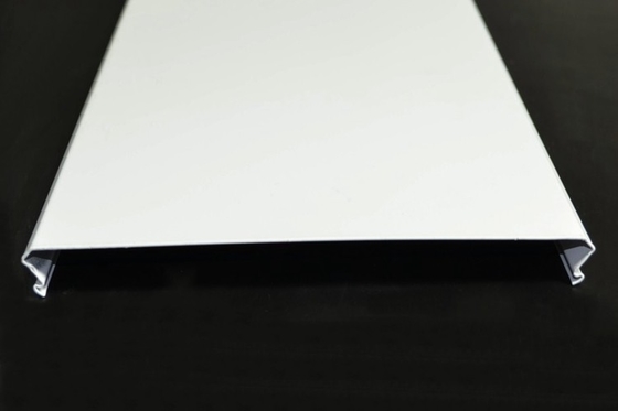 সাদা পাউডার আবরণ C300 সাসপেন্ডেড অ্যালুমিনিয়াম স্ট্রিপ সিলিং মেটাল অ্যালুমিনিয়াম প্যানেল কাট এজ